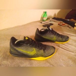 NIKE KB KOBE MENTALITY 2. BLACK VOLT. SIZE 11. 818952-006